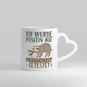 Positiv auf Müde getestet - Herzhenkel Tasse - Kaffeetasse / Geschenk / Familie