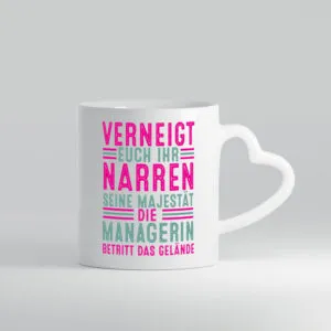 Verneigt euch: Managerin | Management - Herzhenkel Tasse - Kaffeetasse / Geschenk / Familie