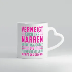 Verneigt euch: Flugbegleiterin | Stewardess | Flughafen - Herzhenkel Tasse - Kaffeetasse / Geschenk / Familie