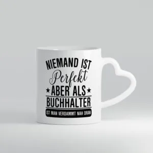 Verdammt nah dran: Buchhalter | Buchhaltung Humor - Herzhenkel Tasse - Kaffeetasse / Geschenk / Familie