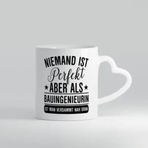 Verdammt nah dran: Bauingenieurin | Ingenieurin - Herzhenkel Tasse - Kaffeetasse / Geschenk / Familie