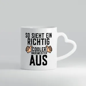 Richtig cooler Bademeister | Daumen hoch | Schwimmbad - Herzhenkel Tasse - Kaffeetasse / Geschenk / Familie