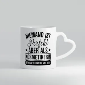 Verdammt nah dran: Kosmetikerin | Kosmetik | Stylistin - Herzhenkel Tasse - Kaffeetasse / Geschenk / Familie