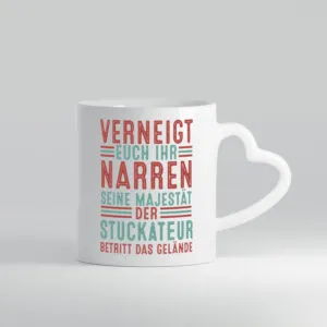 Verneigt euch: Stuckateur | Innenausbau | Beruf - Herzhenkel Tasse - Kaffeetasse / Geschenk / Familie