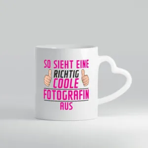 Richtig Coole Fotografin | Fotografie | Kamera - Herzhenkel Tasse - Kaffeetasse / Geschenk / Familie