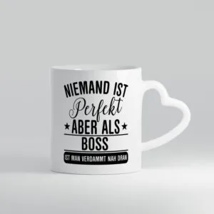 Verdammt nah dran: Boss | Führungskraft | Vorgesetzter - Herzhenkel Tasse - Kaffeetasse / Geschenk / Familie