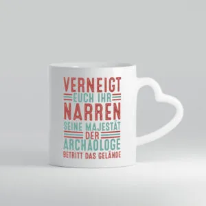 Verneigt euch: Archäologe | Archäologie | Forscher - Herzhenkel Tasse - Kaffeetasse / Geschenk / Familie
