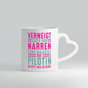 Verneigt euch: Pilotin | Definition Piloten - Herzhenkel Tasse - Kaffeetasse / Geschenk / Familie