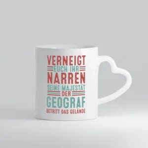 Verneigt euch: Geograf | Geografie - Herzhenkel Tasse - Kaffeetasse / Geschenk / Familie
