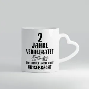 2 Jahre Verheiratet, immer noch am Leben! - Herzhenkel Tasse - Kaffeetasse / Geschenk / Familie
