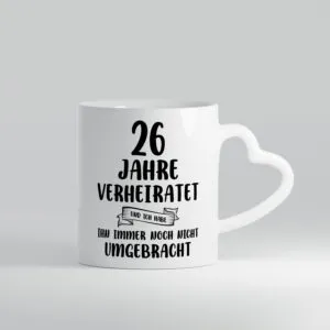 26 Jahre Verheiratet, immer noch am Leben! - Herzhenkel Tasse - Kaffeetasse / Geschenk / Familie