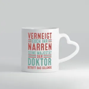Verneigt euch: Doktor | Doktorand | Doktortitel v2 - Herzhenkel Tasse - Kaffeetasse / Geschenk / Familie
