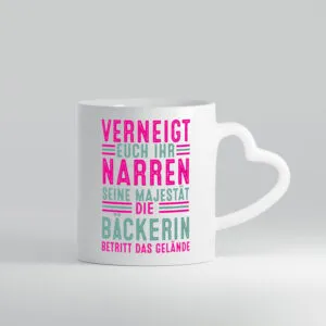 Verneigt euch: Bäckerin | Bäckerei | Frauen | Backen v2 - Herzhenkel Tasse - Kaffeetasse / Geschenk / Familie