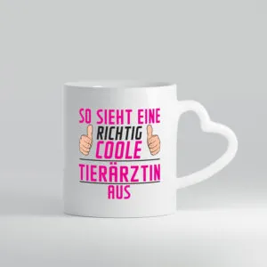 Richtig Coole Tierärztin | Mediziner | Tiermedizin - Herzhenkel Tasse - Kaffeetasse / Geschenk / Familie