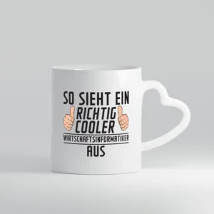 Richtig Coole Wirtschaftsinformatikerin | Wirtschaft v2 - Herzhenkel Tasse - Kaffeetasse / Geschenk / Familie