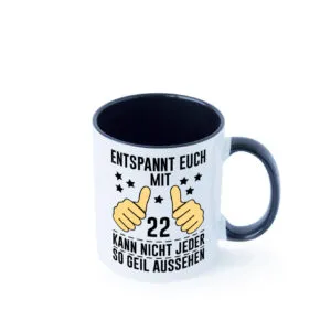 22. Geburtstag | 22 Jahre | Geil aussehen | Entspannt euch v2 Farbige Tasse - Kaffeetasse / Geschenk / Familie