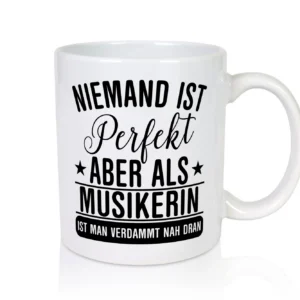 Verdammt nah dran: Musikerin | Musik | Musikantin - Tasse Weiß - Kaffeetasse / Geschenk / Familie