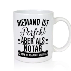 Verdammt nah dran: Notar | Jurist | - Tasse Weiß - Kaffeetasse / Geschenk / Familie
