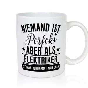 Verdammt nah dran: Elektriker | Elektronik | Elektrotechnik - Tasse Weiß - Kaffeetasse / Geschenk / Familie