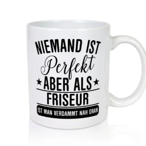 Verdammt nah dran: Friseur | Frisör - Tasse Weiß - Kaffeetasse / Geschenk / Familie