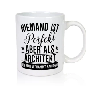 Verdammt nah dran: Architekt | Architektur Büro - Tasse Weiß - Kaffeetasse / Geschenk / Familie