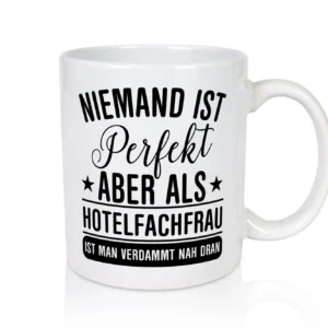 Verdammt nah dran: Hotelfachfrau | Hotel - Tasse Weiß - Kaffeetasse / Geschenk / Familie