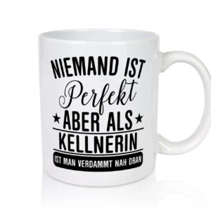 Verdammt nah dran: Kellnerin | Beruf kellnern | Bedienung - Tasse Weiß - Kaffeetasse / Geschenk / Familie