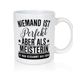 Verdammt nah dran: Meisterin | Meisterbrief - Tasse Weiß - Kaffeetasse / Geschenk / Familie