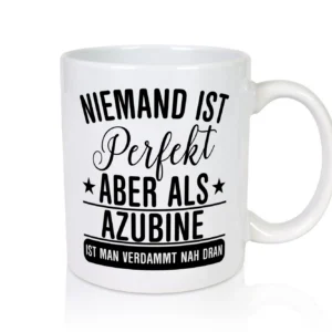 Verdammt nah dran: Azubine | Ausbildung | Lehre | Lehrling - Tasse Weiß - Kaffeetasse / Geschenk / Familie