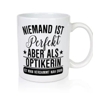 Verdammt nah dran: Optikerin | Augenoptik - Tasse Weiß - Kaffeetasse / Geschenk / Familie