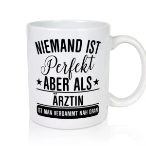 Verdammt nah dran: Ärztin | Medizin | Doktorin | Fachärztin - Tasse Weiß - Kaffeetasse / Geschenk / Familie