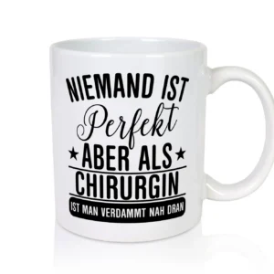 Verdammt nah dran: Chirurgin | Chirurgie | Krankenhaus - Tasse Weiß - Kaffeetasse / Geschenk / Familie