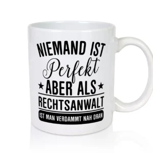 Verdammt nah dran: Rechtsanwalt | Anwalt | Jurist - Tasse Weiß - Kaffeetasse / Geschenk / Familie