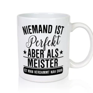 Verdammt nah dran: Meister | Meisterbrief - Tasse Weiß - Kaffeetasse / Geschenk / Familie