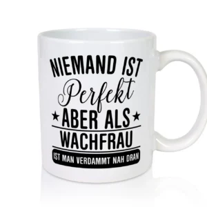 Verdammt nah dran: Wachfrau | Wachpersonal | Nachtwächter - Tasse Weiß - Kaffeetasse / Geschenk / Familie