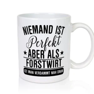 Verdammt nah dran: Forstwirt | Waldarbeiter - Tasse Weiß - Kaffeetasse / Geschenk / Familie