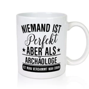 Verdammt nah dran: Archäologe | Archäologie | Forscher - Tasse Weiß - Kaffeetasse / Geschenk / Familie