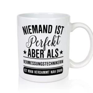 Verdammt nah dran: Vermessungstechnikerin | Techniker - Tasse Weiß - Kaffeetasse / Geschenk / Familie