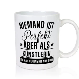 Verdammt nah dran: Künstlerin | Kunst - Tasse Weiß - Kaffeetasse / Geschenk / Familie
