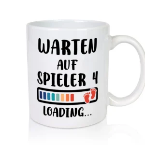 Warten auf Spieler 4 | Ankündigung Schwangerschaft - Tasse Weiß - Kaffeetasse / Geschenk / Familie
