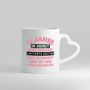 12 Jahre im Dienst | Jubiläum | Arbeit v11 - Herzhenkel Tasse - Kaffeetasse / Geschenk / Familie